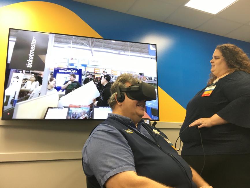 Walmart en train de former un de ses employés en utilisant la VR