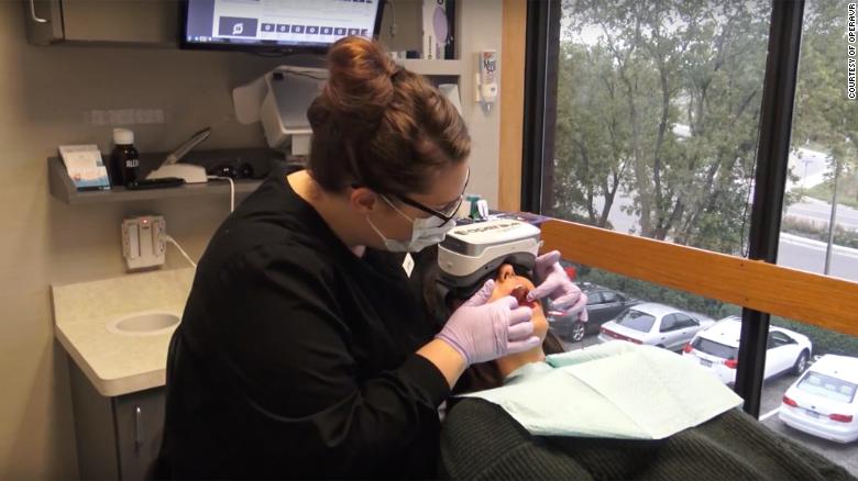 Certains cabinets dentaires proposent des services de réalité virtuelle aux patients pour les aider à se détendre.