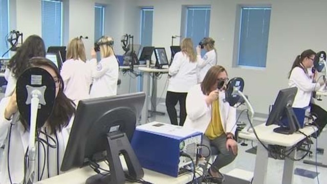Des étudiants en médecine qui utilisent la VR