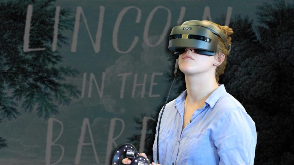 Photo d'une femme qui porte un casque VR pour étudier