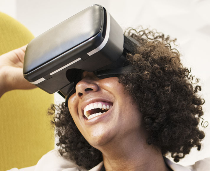 Une femme portant un casque VR