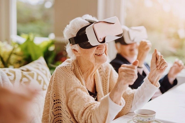 Personne agée portant un casque VR