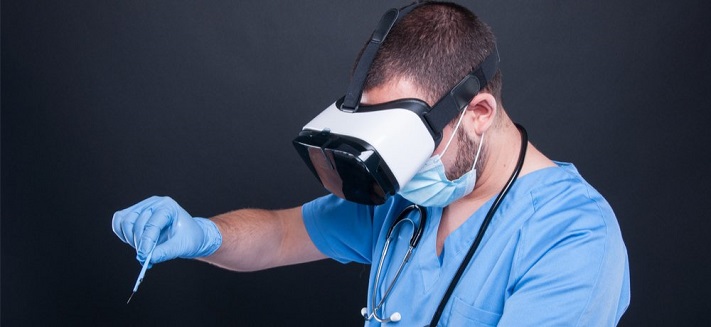 Un médecin utilisant la réalité virtuelle