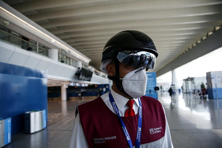 Un homme portant un casque AR