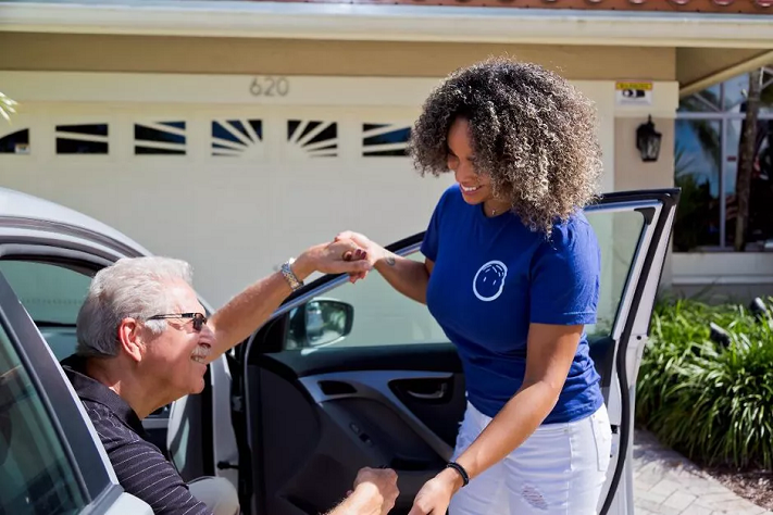 Papa est un service qui met en relation des personnes âgées avec des étudiants qui peuvent leur tenir compagnie et les aider dans des tâches comme les courses.