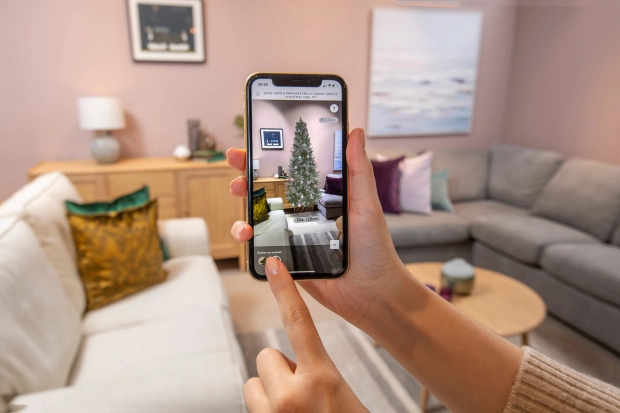 L&rsquo;application VR de John Lewis permet aux acheteurs d&rsquo;essayer le sapin de Noël avant d&rsquo;acheter
